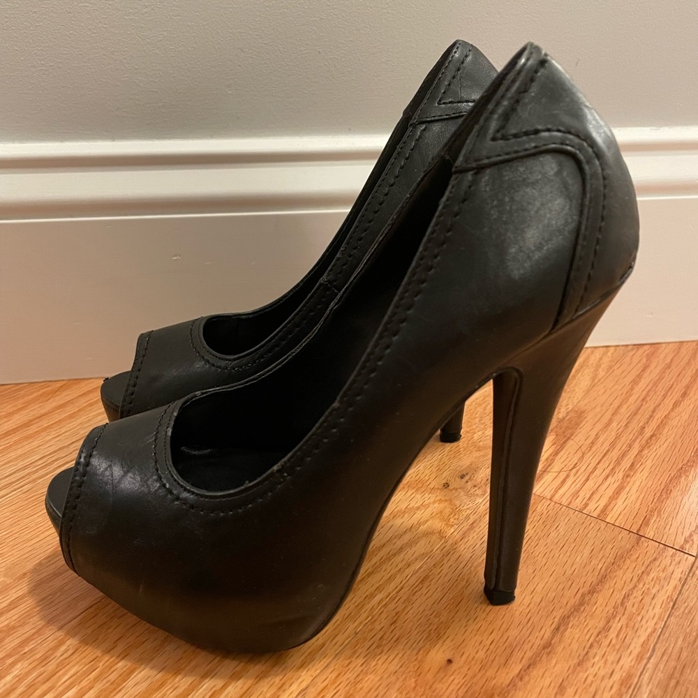 Delicious classic black peep-toe pumps
